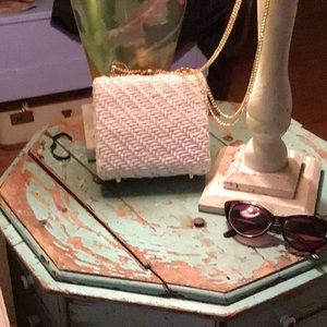 EUC Vintage on trend white wicker structured shoulder/cross body bag